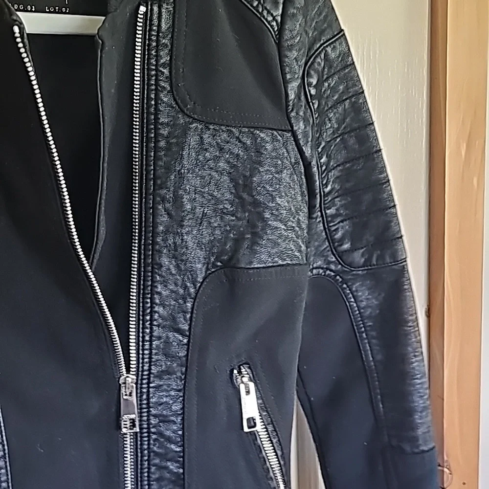 Vintage Guess Women's Jacket Small Black Faux Leather Full Zip Motorcycle Jacket - Picture 3 of 8